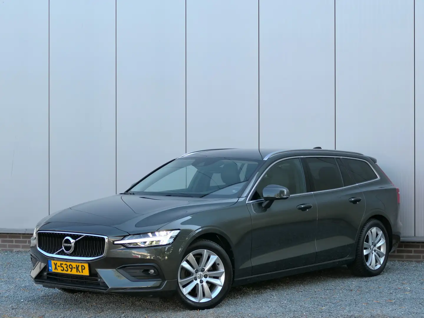 Volvo V60 T4 AUT Momentum Pro 12 MND garantie Apple CarPlay Šedá - 1