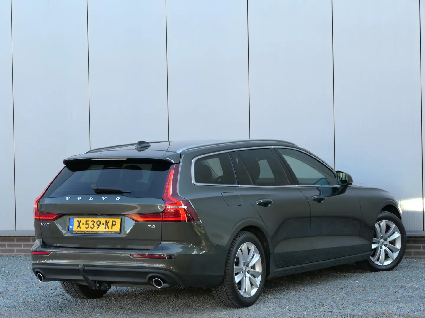 Volvo V60 T4 AUT Momentum Pro 12 MND garantie Apple CarPlay Šedá - 2