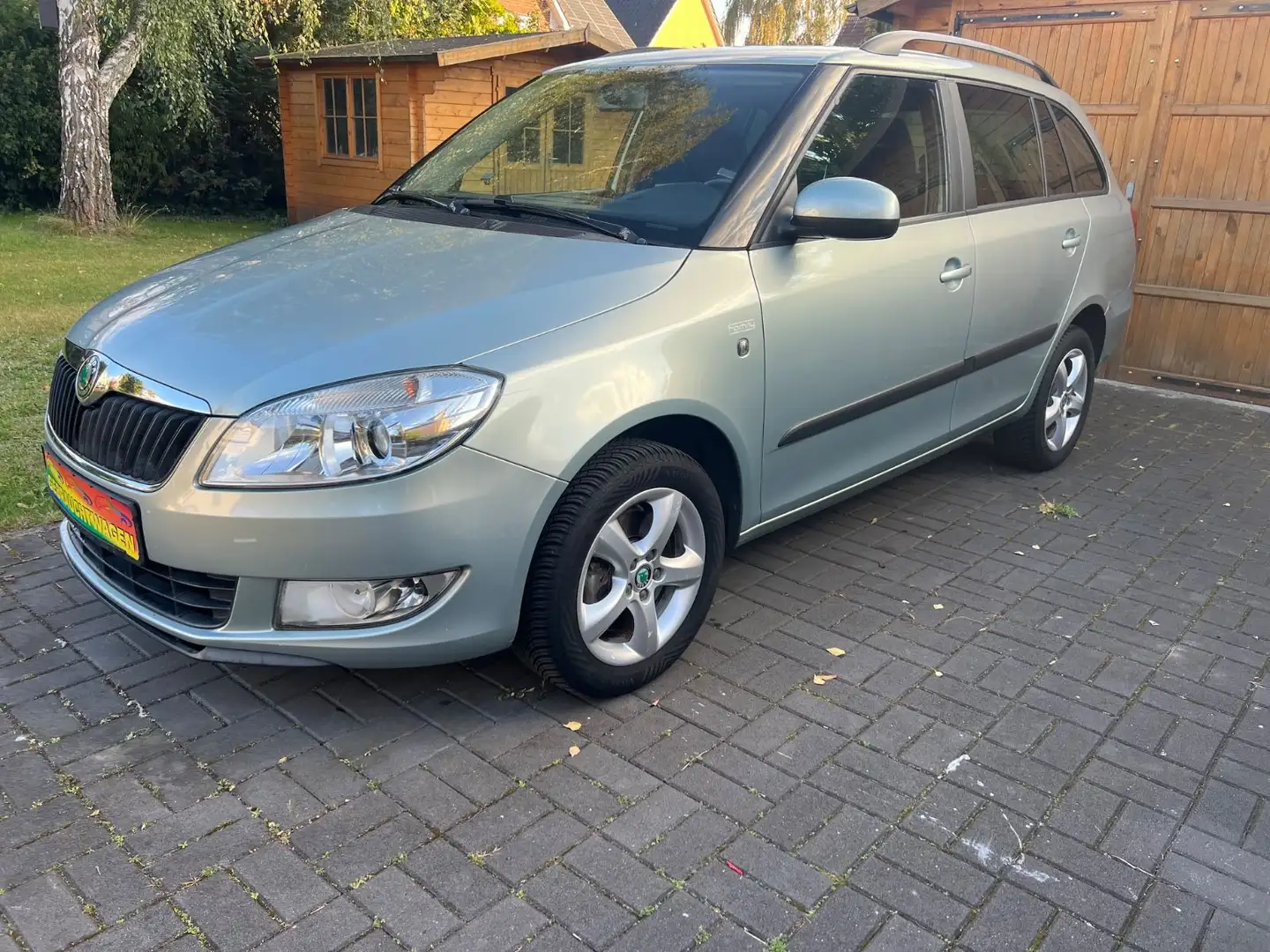 Skoda Fabia Combi Family Automatik 1.Besitz Grün - 1