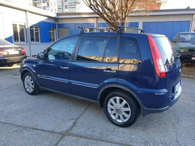 Ford Fusion view 5