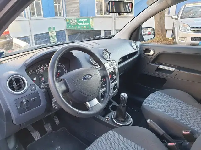 Ford Fusion view 6