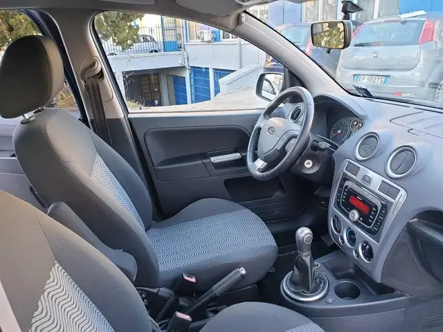 Ford Fusion view 10