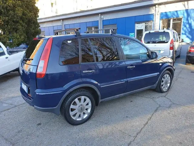 Ford Fusion view 4
