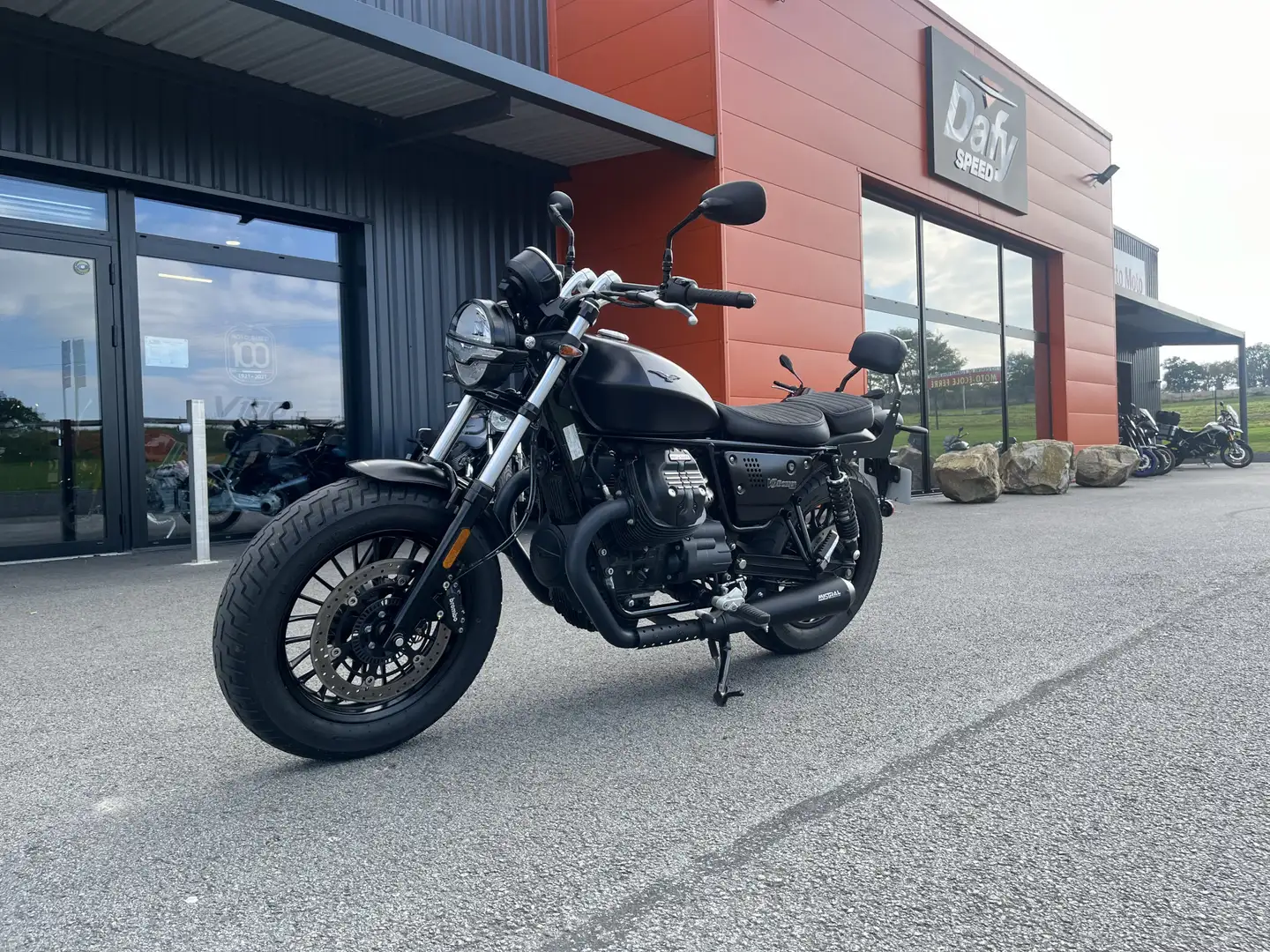 Moto Guzzi V 9 Noir - 1