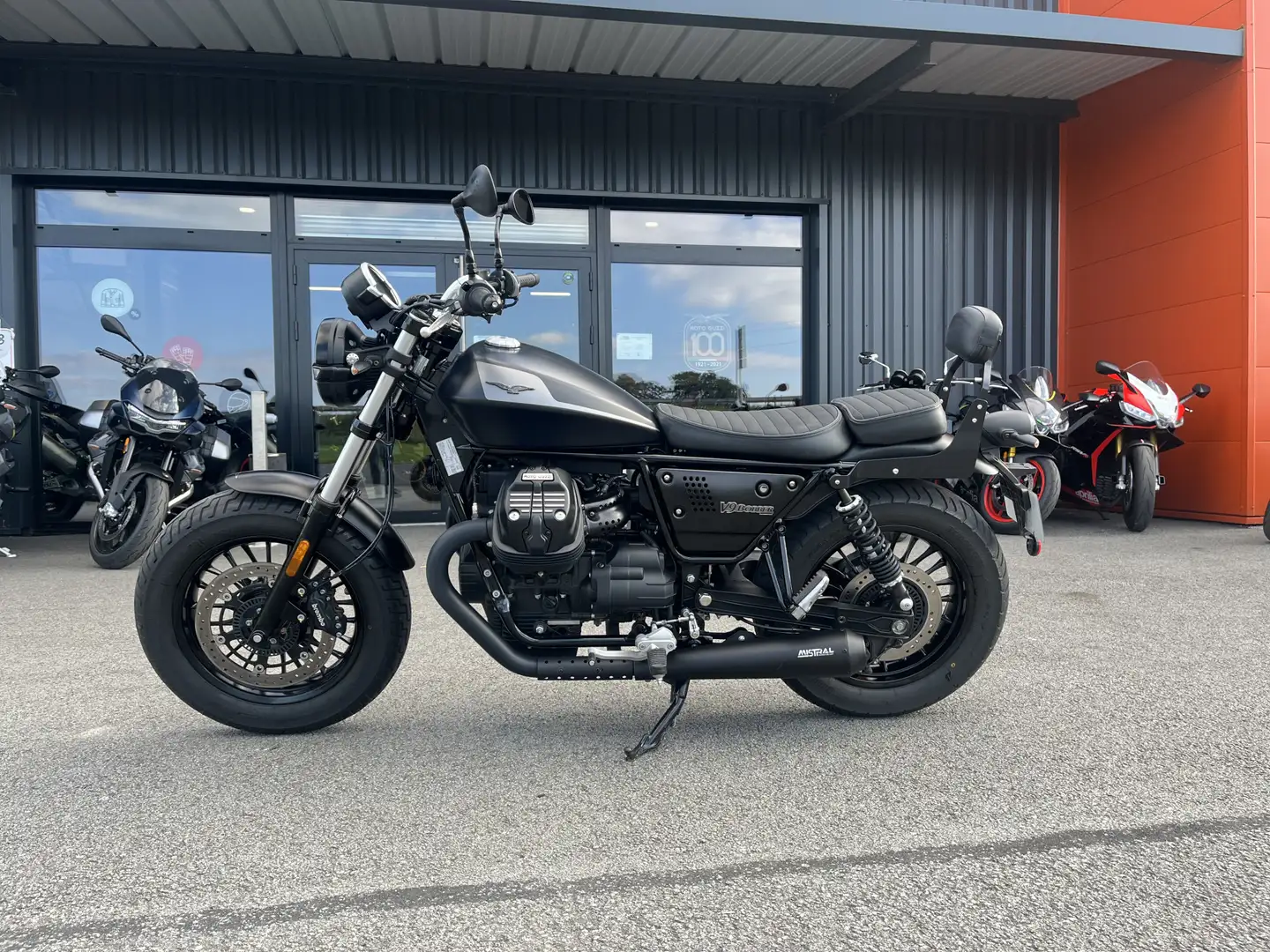 Moto Guzzi V 9 Noir - 2