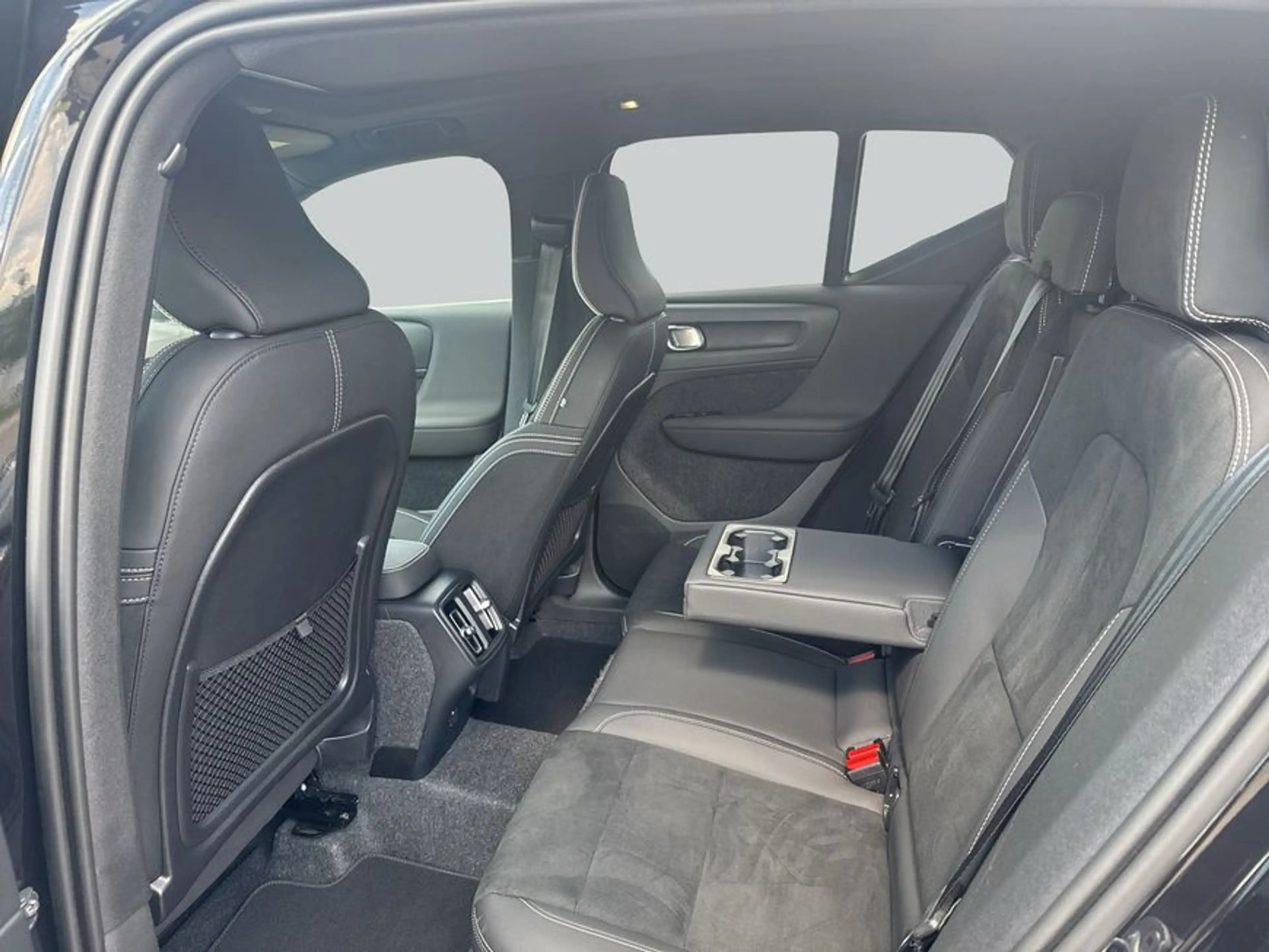 Volvo XC40 XC40 B3 B DKG Plus Black Edition — photo 11