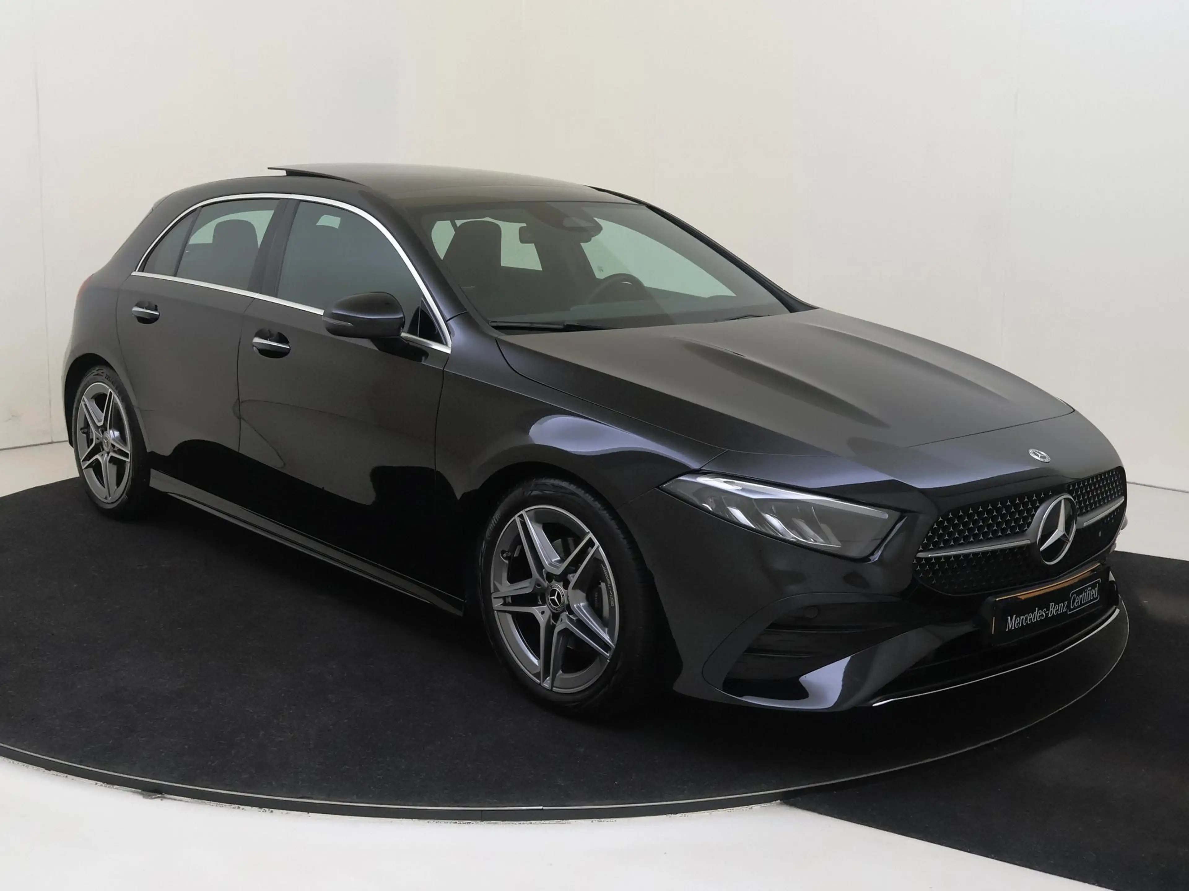 Mercedes-Benz A 180 AMG Line / Panoramadak/ Sfeerverlichting/ Keyless — photo 2