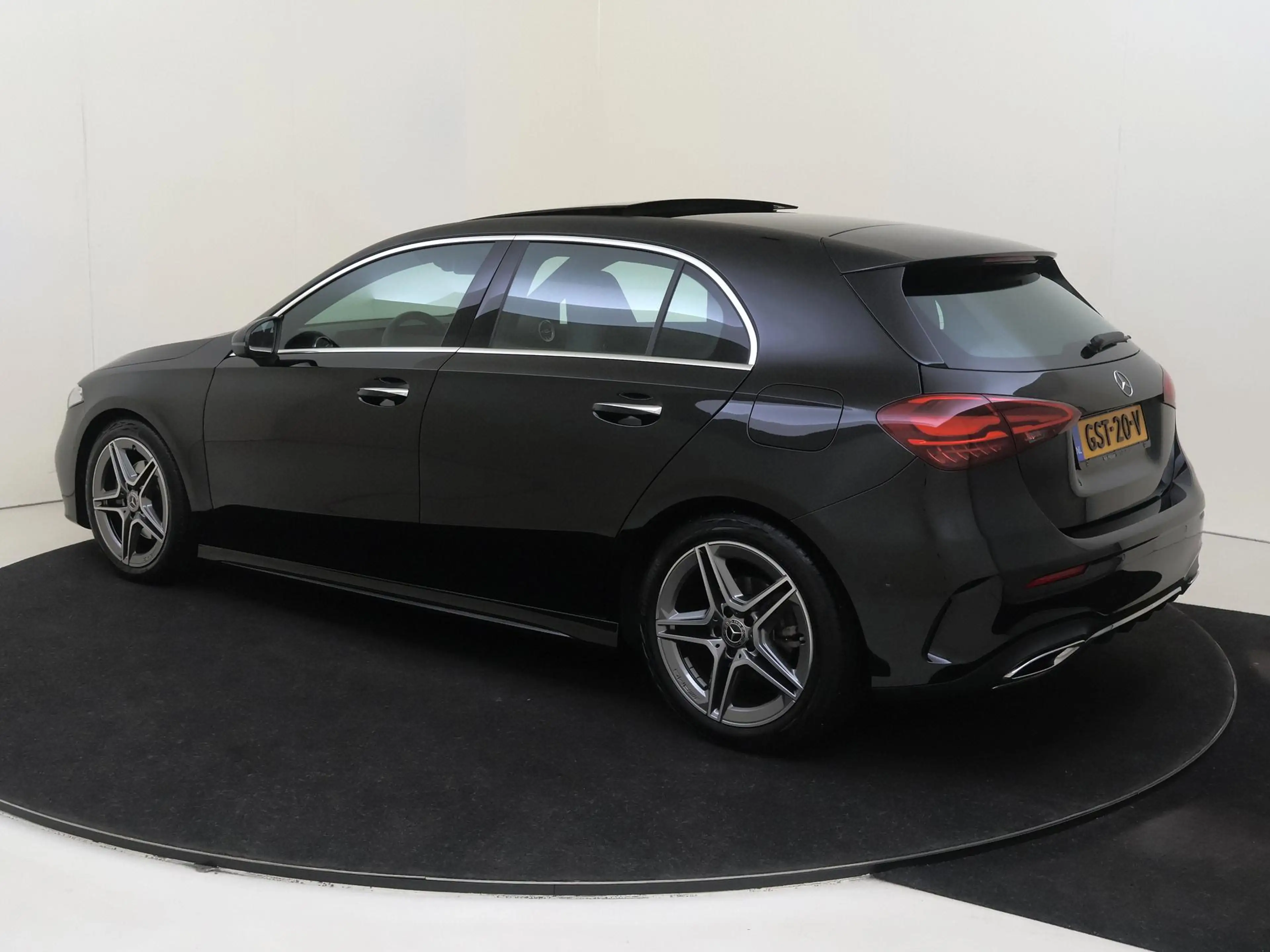 Mercedes-Benz A 180 AMG Line / Panoramadak/ Sfeerverlichting/ Keyless — photo 3
