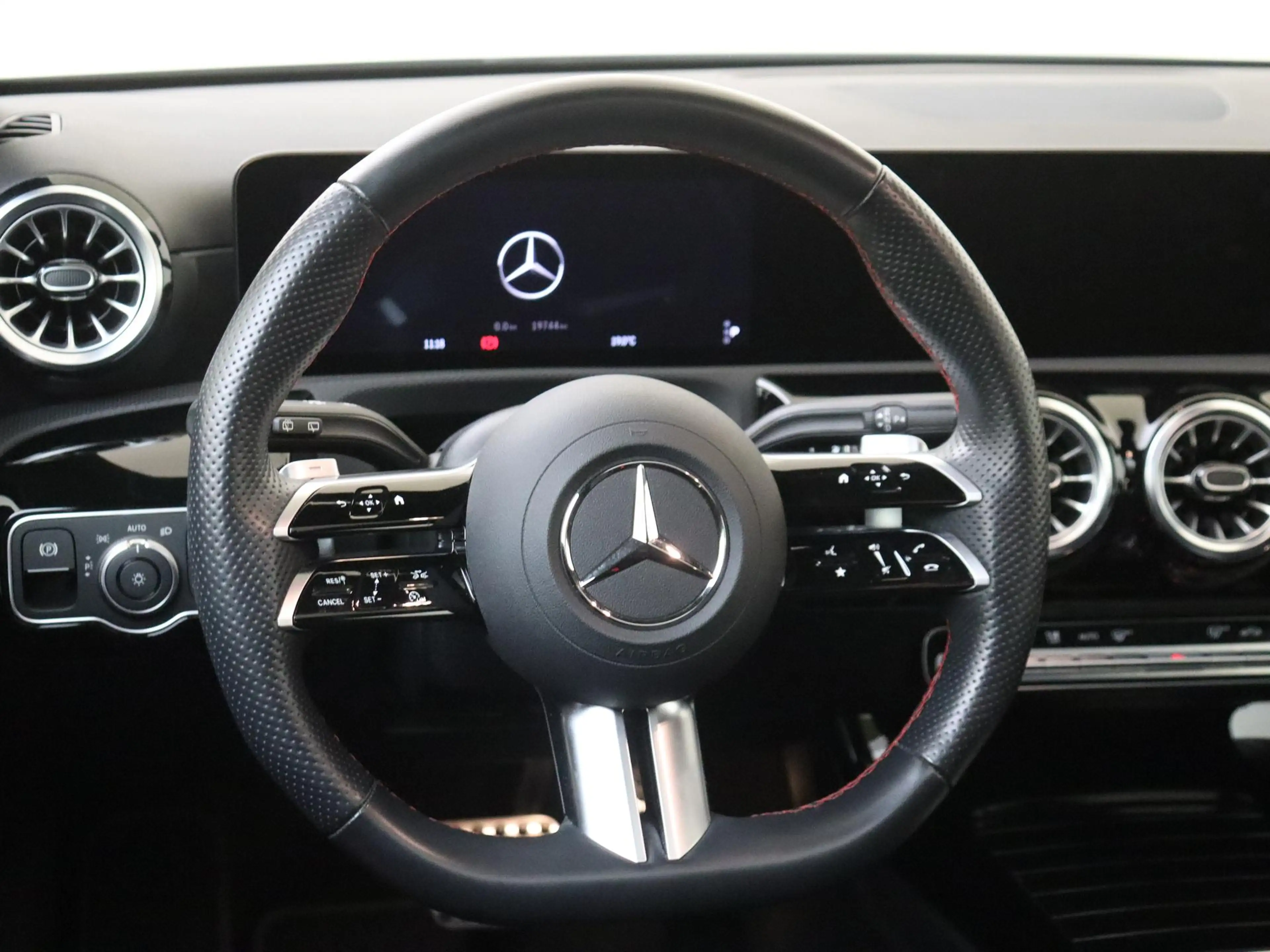 Mercedes-Benz A 180 AMG Line / Panoramadak/ Sfeerverlichting/ Keyless — photo 10