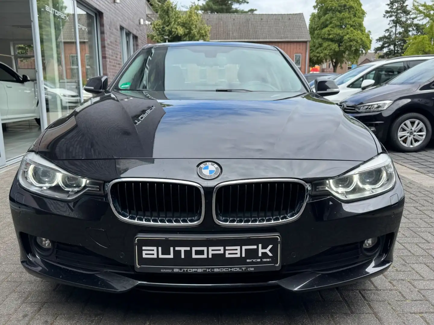 BMW 318 d Lim. Automatik Navi Bi-Xenon PDC Tempom AHK Nero - 2