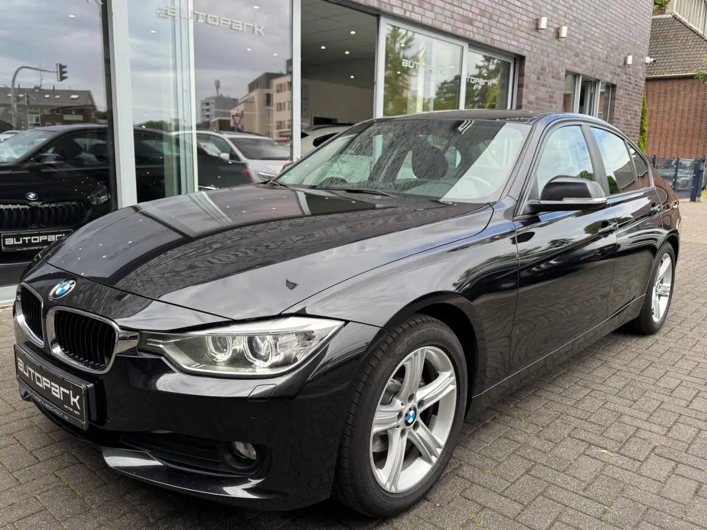 BMW 318 d Lim. Automatik Navi Bi-Xenon PDC Tempom AHK Nero - 1