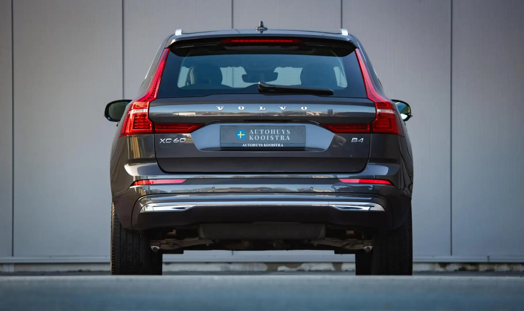 Volvo XC60 2.0 B4 Inscription Panorama|Harman/Kardon|Trekhaak Grijs - 2