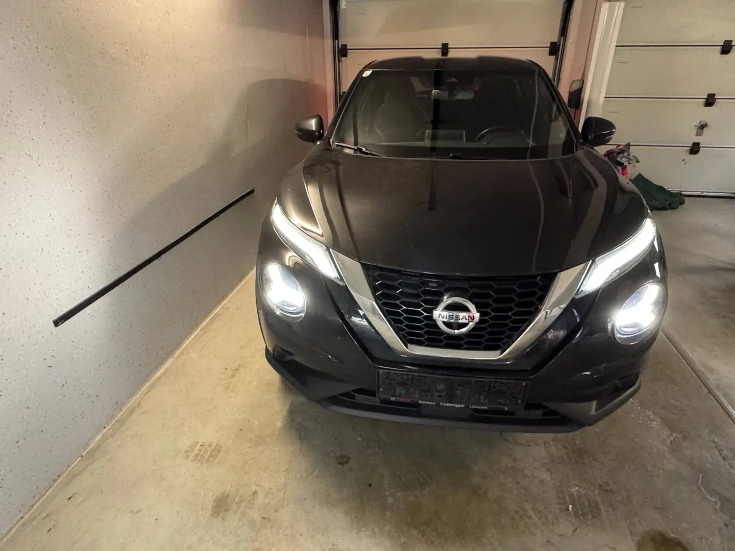 Nissan Juke 1,0 DIG-T N-Connecta Automatic Schwarz - 1