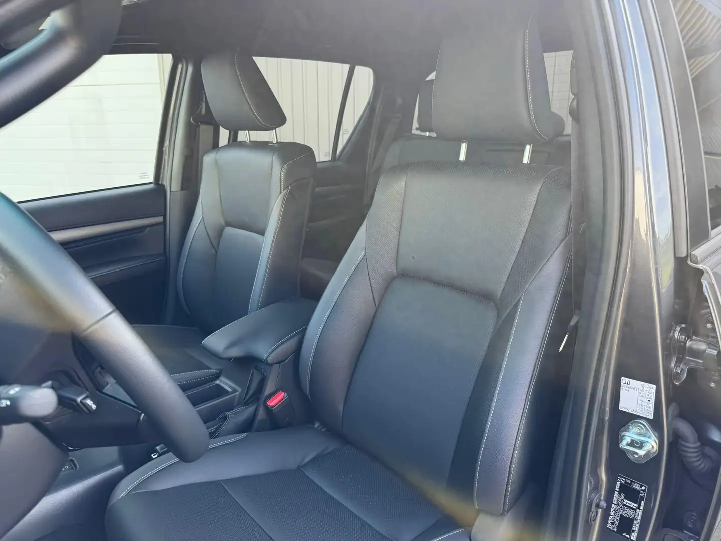 Toyota Hilux 2.8 D-4D MHEV Double Cab Aut. Invincible Gris - 2