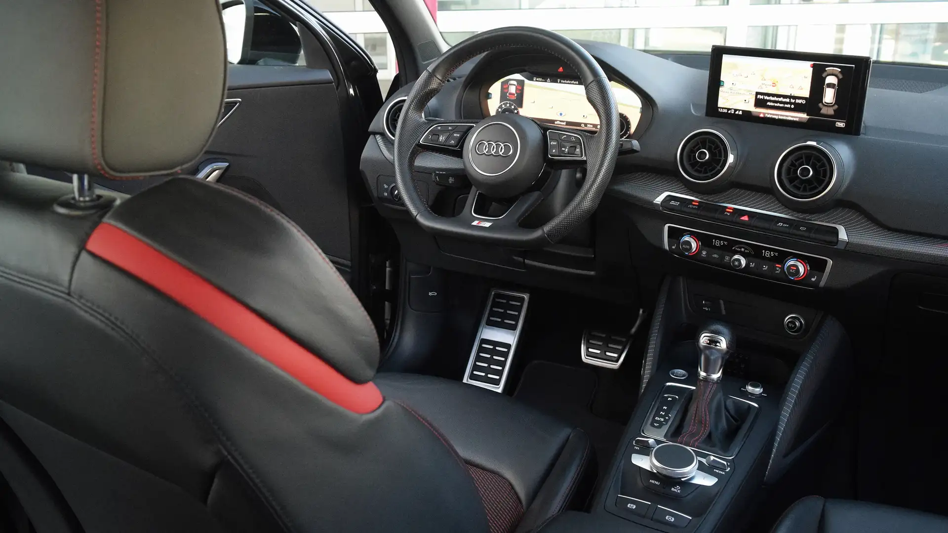 Audi Q2 40 TFSI QUATTRO S LINE INT/EXT EXCLUSIVE! Grau - 2