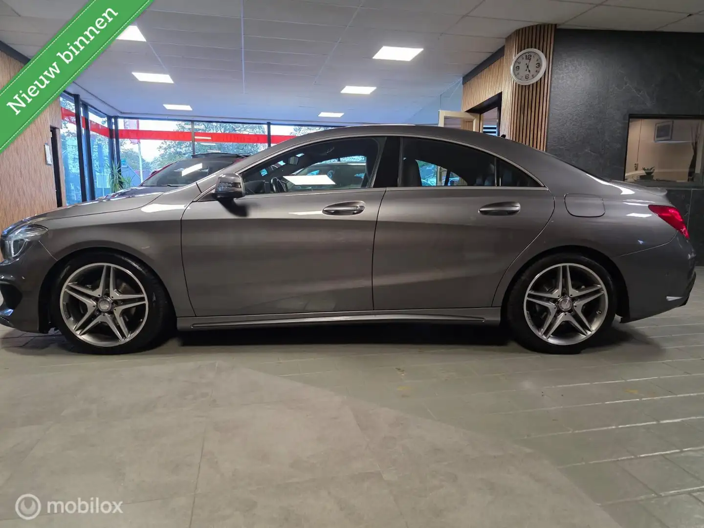 Mercedes-Benz CLA 180 OrangeArt Edition Gris - 2