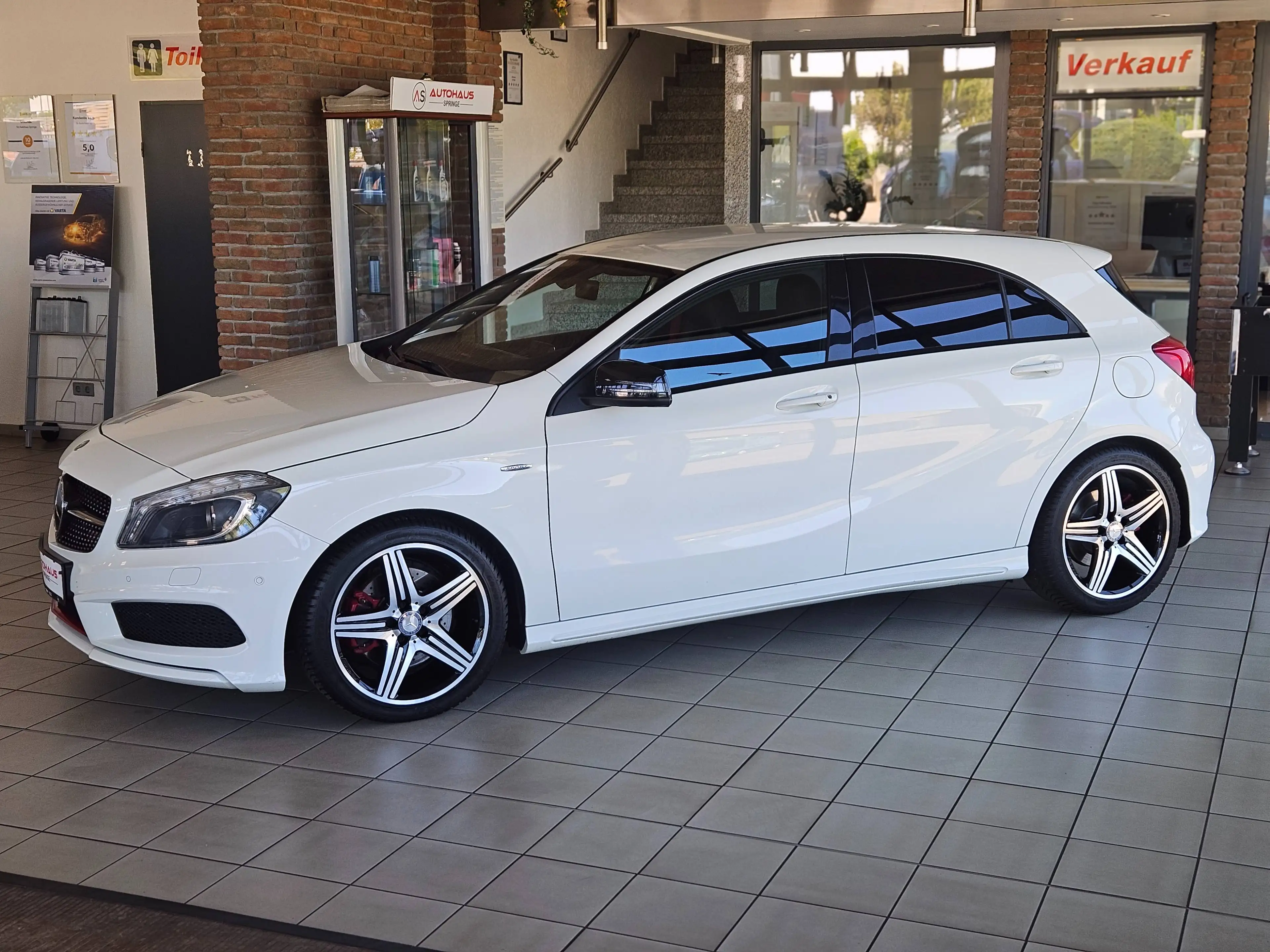 Mercedes-Benz A 250 AMG Line Sport *Alcantara, Scheckheft, Parkassist* — photo 2