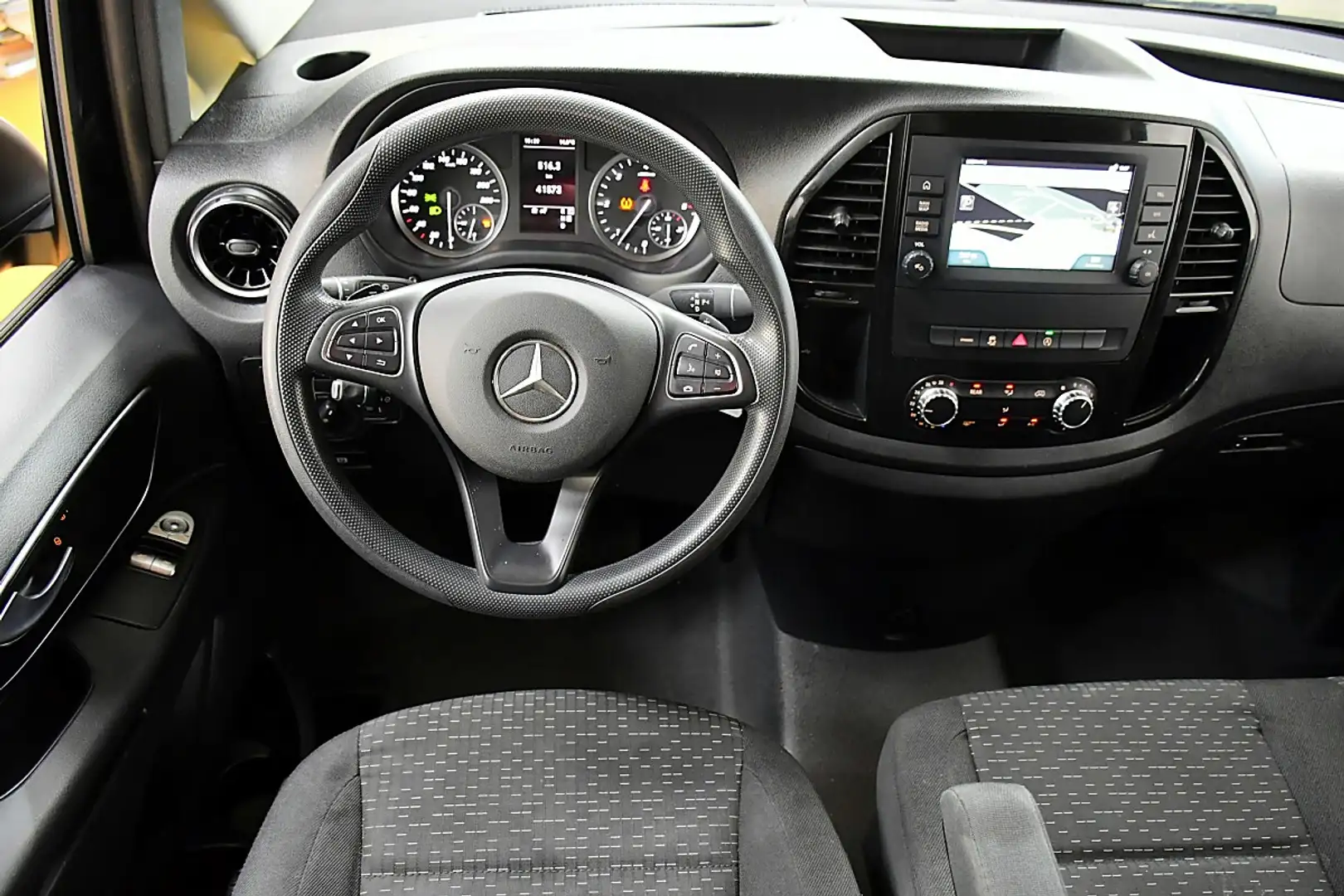 Mercedes-Benz Vito Tourer Pro 116 CDI lang Aut. Schwarz - 2