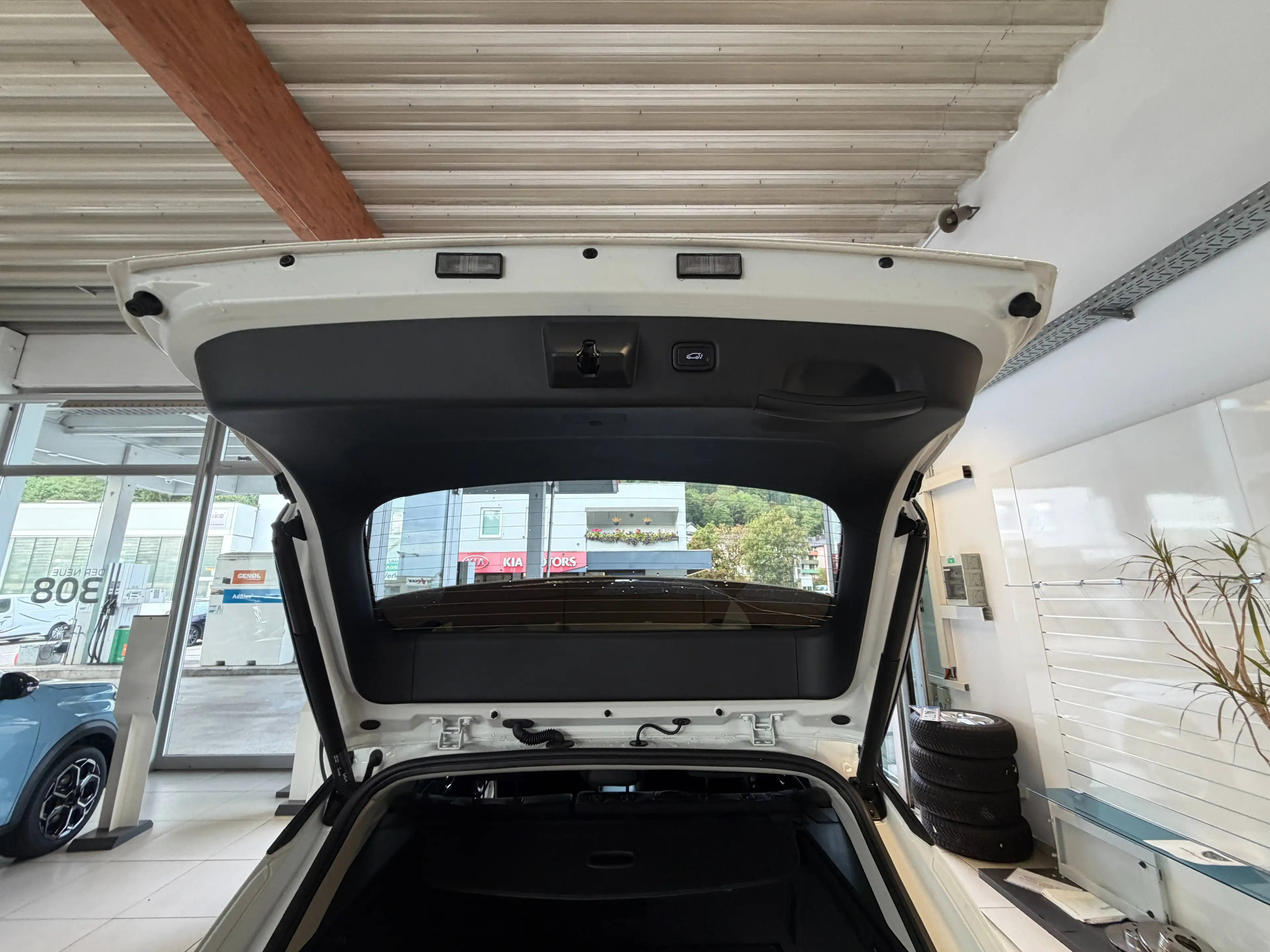 Kia K4 SW Gold 1,0 TGDI MT6 48V — photo 12