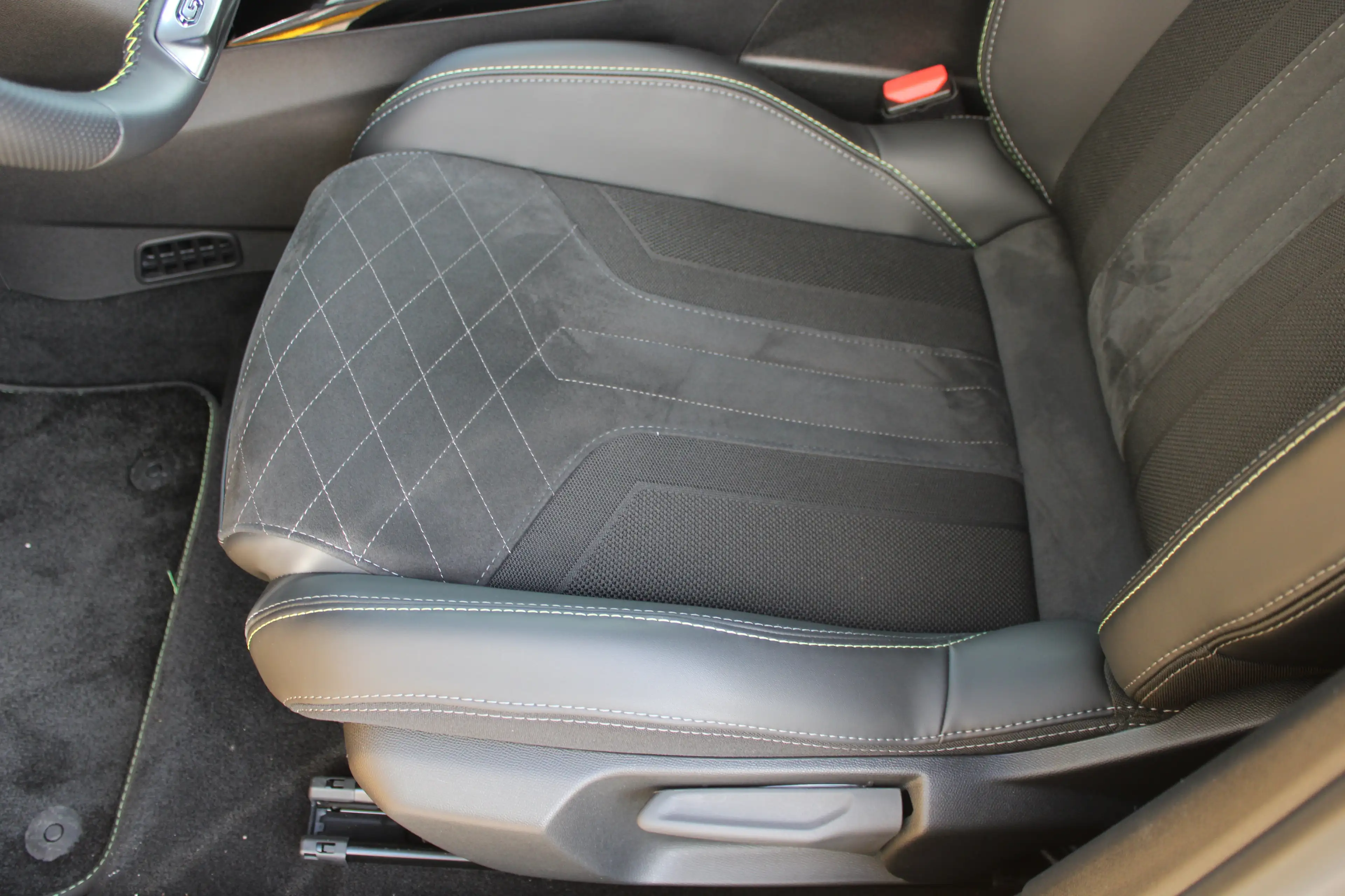 Peugeot e-208 EV GT Pack 50 kWh | Fase 3 laden | Stoelverwarming — photo 21