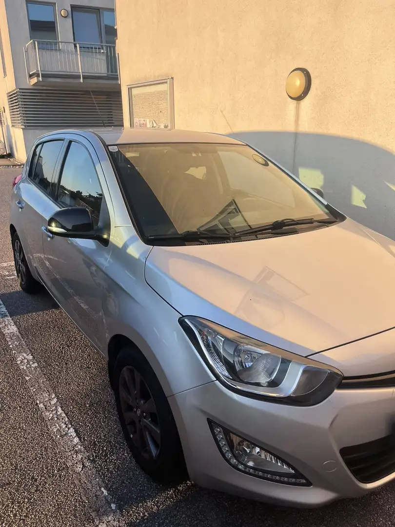 Hyundai i20 i20 1,25 Life Go Life Go Silber - 1