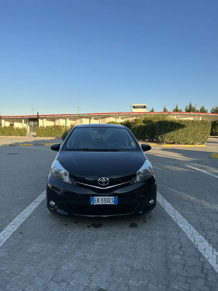 Toyota Yaris 5p 1.4 d-4d Lounge — photo 1 of 7