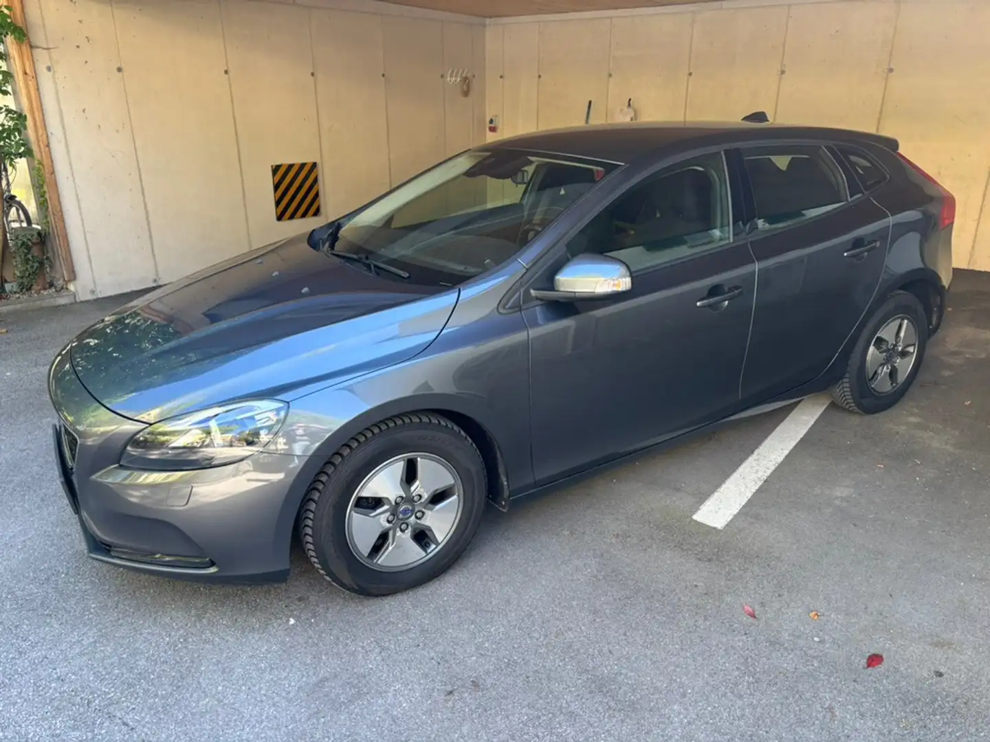 Volvo V40 D2 Kinetic Grau - 2
