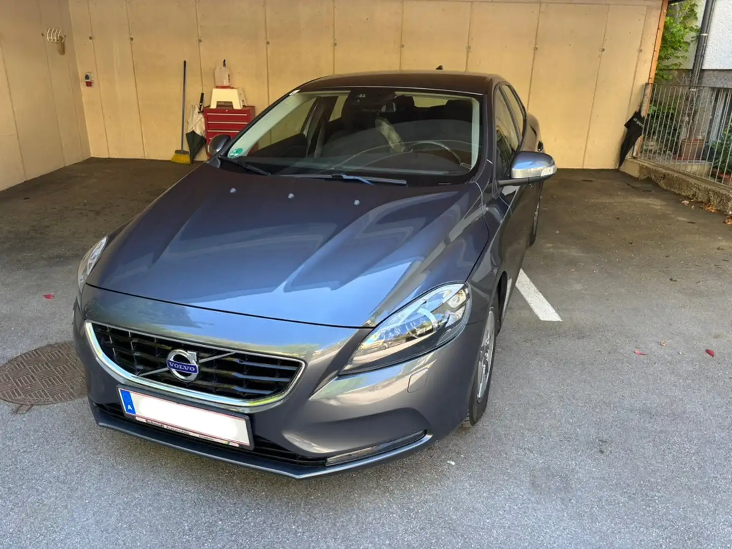 Volvo V40 D2 Kinetic Grau - 1