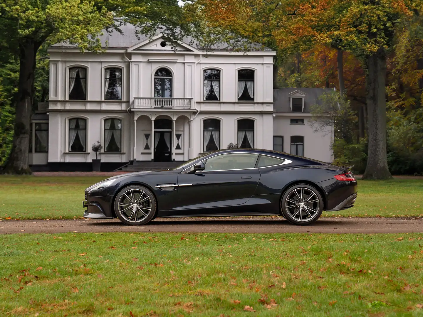 Aston Martin Vanquish 6.0 V12 Touchtronic | Carbon Exterior | B&O | Stoe Bleu - 1