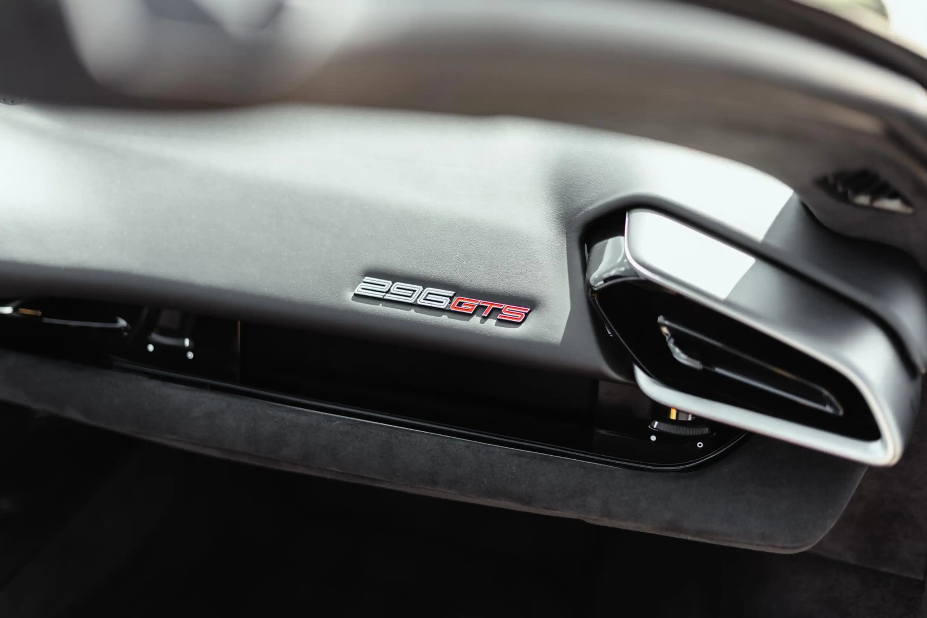 Ferrari 296 GTS Full Carbon - Racing Seats Alcantara - Lift - PPF Full Ferrari - Atelier Car — photo 10