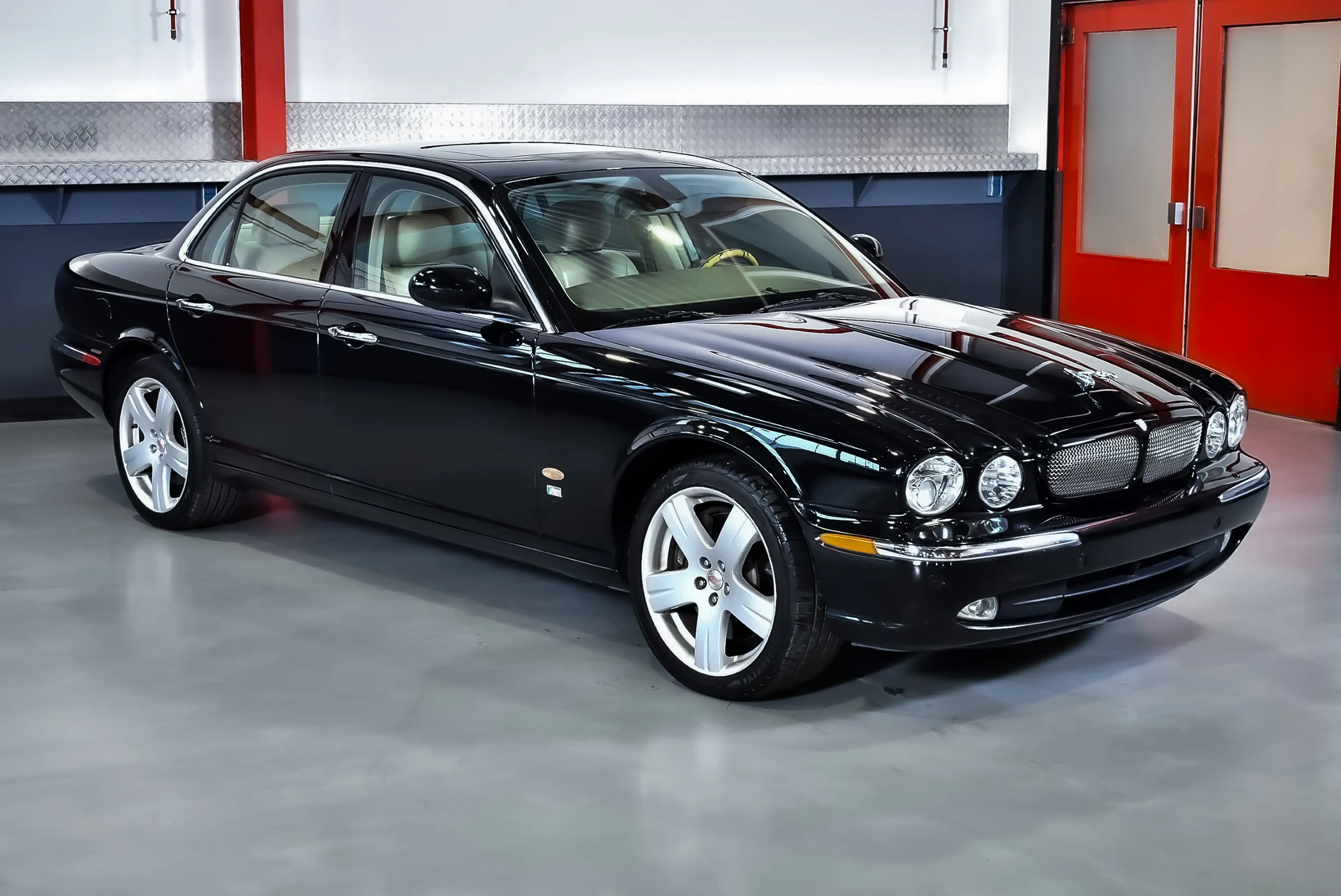Jaguar XJR XJR Saloon 4.2L V8 390HP — photo 4