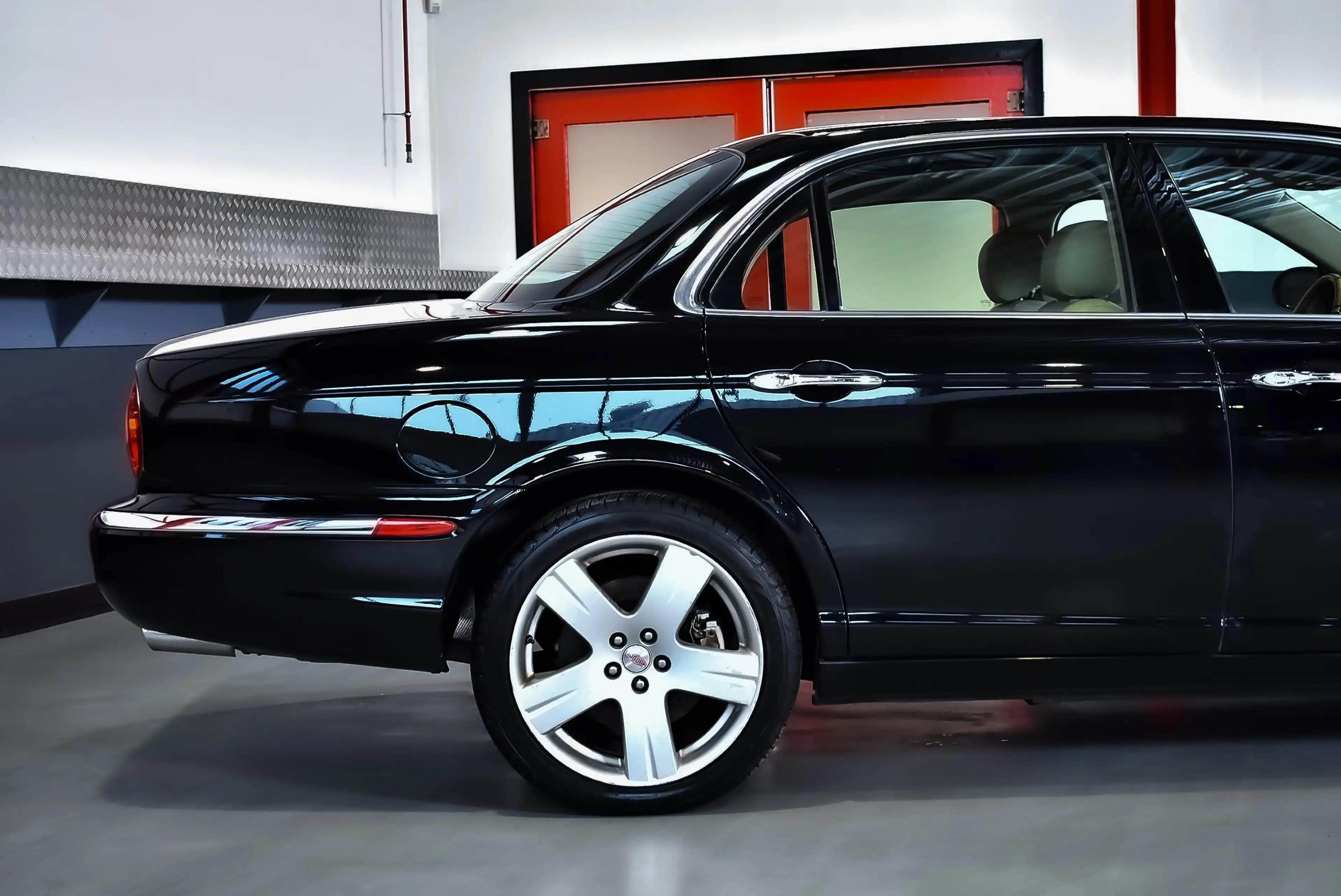 Jaguar XJR XJR Saloon 4.2L V8 390HP — photo 7