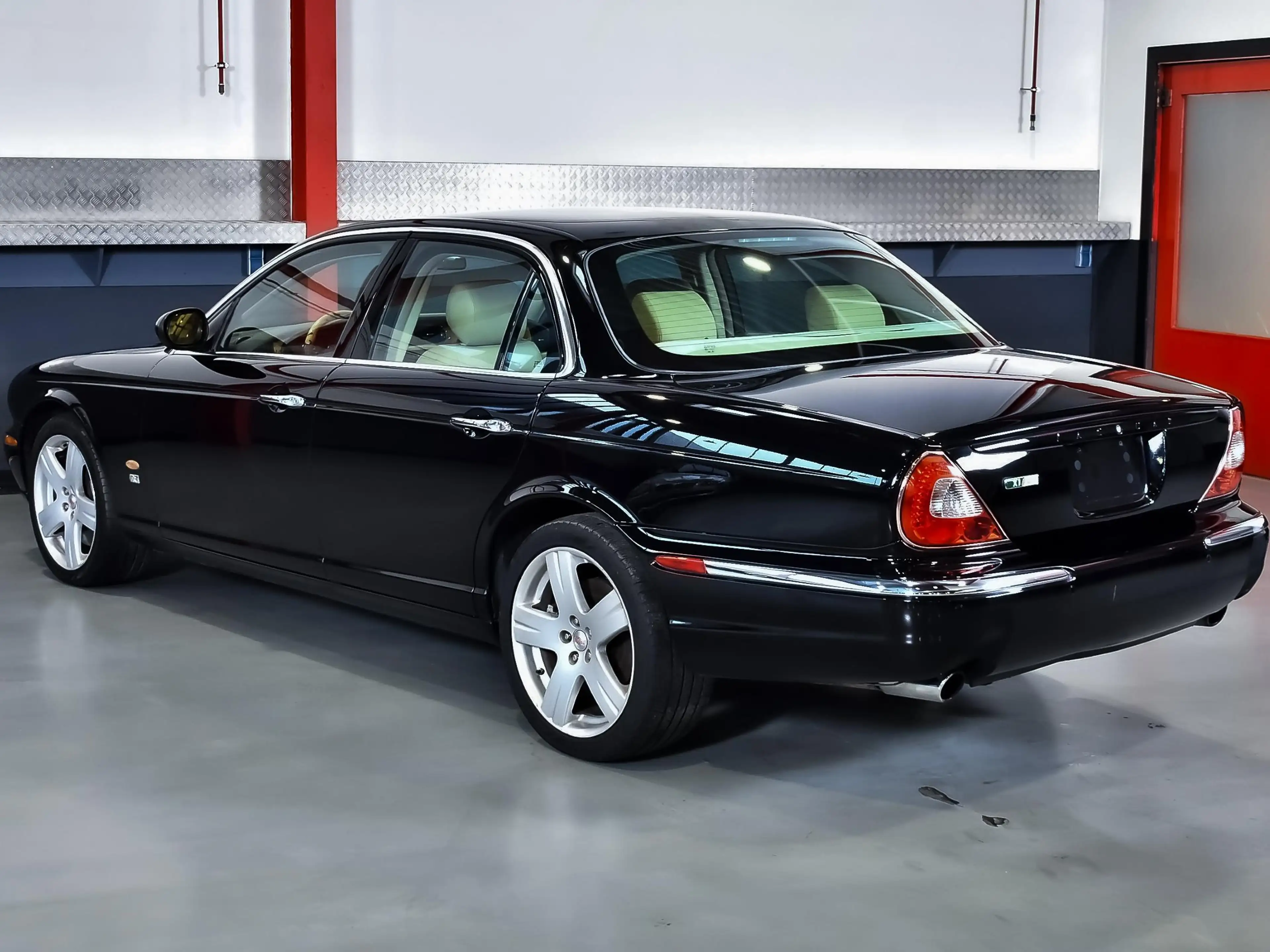 Jaguar XJR XJR Saloon 4.2L V8 390HP — photo 12