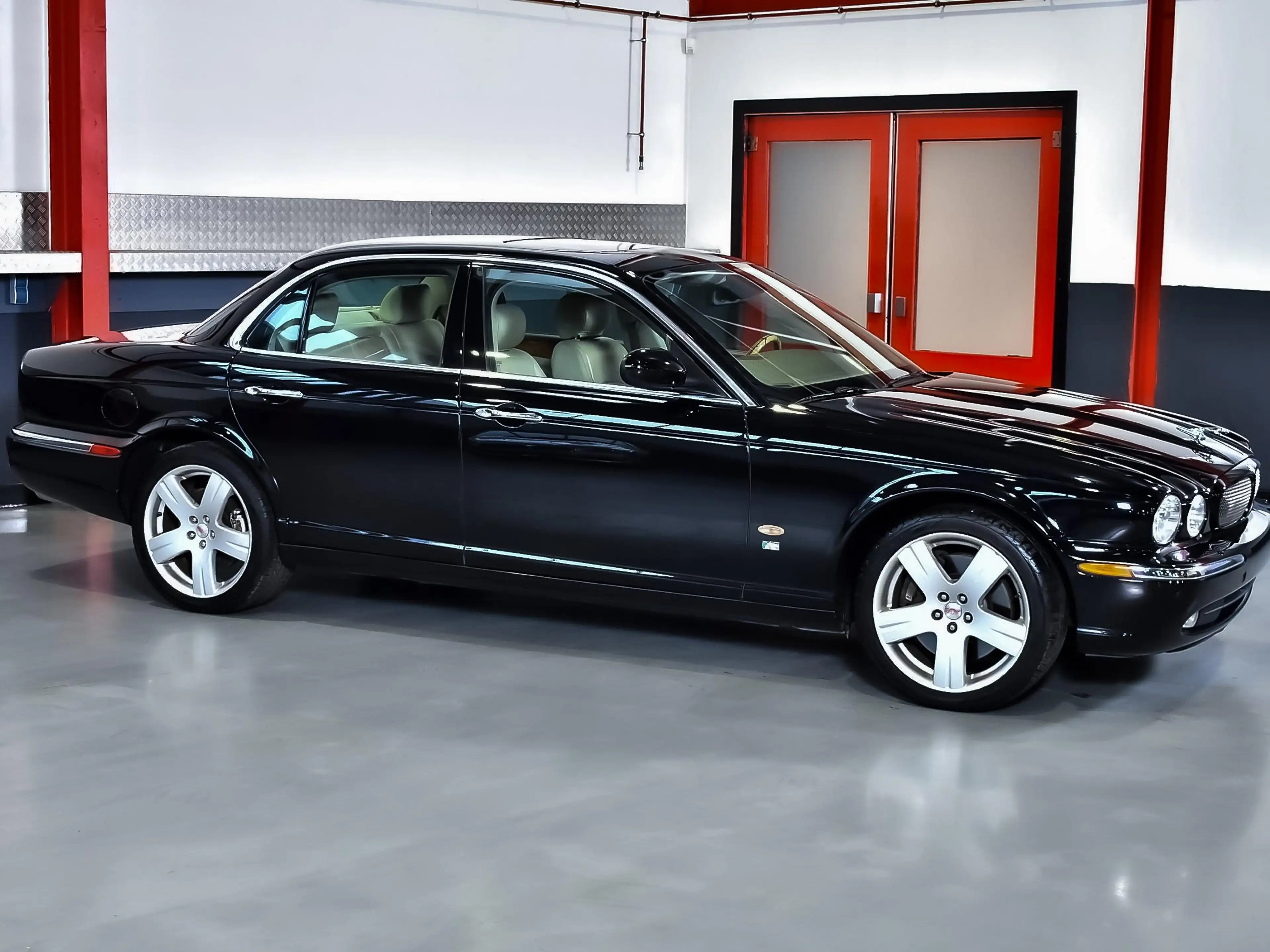 Jaguar XJR XJR Saloon 4.2L V8 390HP — photo 5