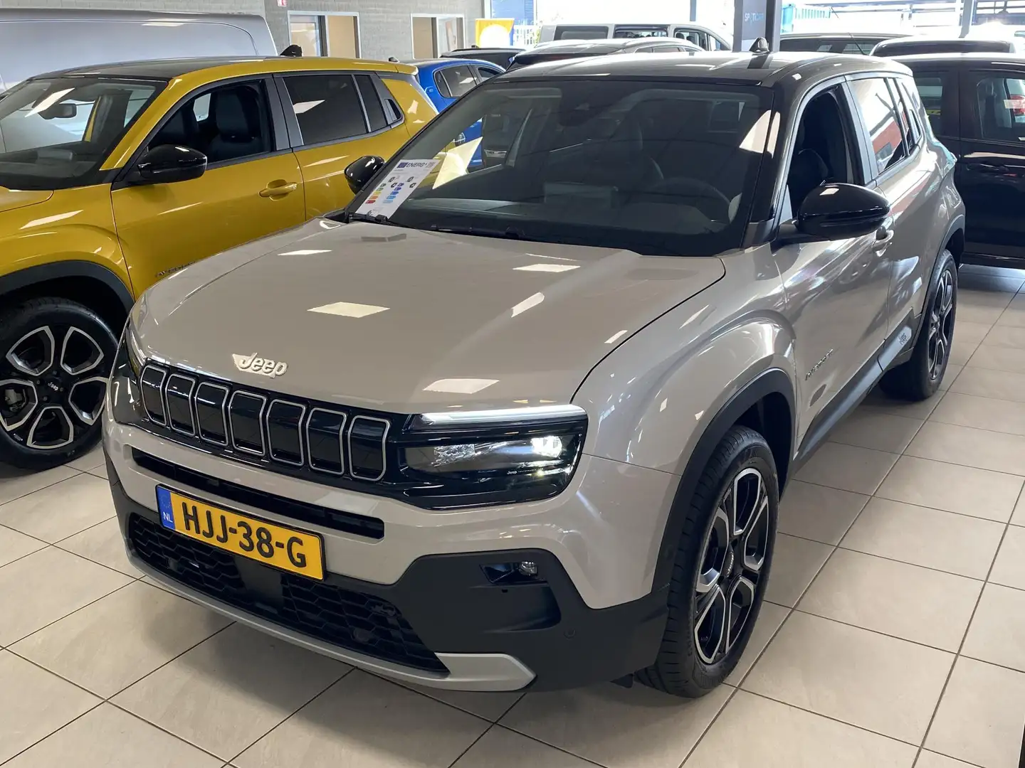 Jeep Avenger Summit 54 kWh | NIEUW | Navigatie | Keyless Entry Grijs - 1