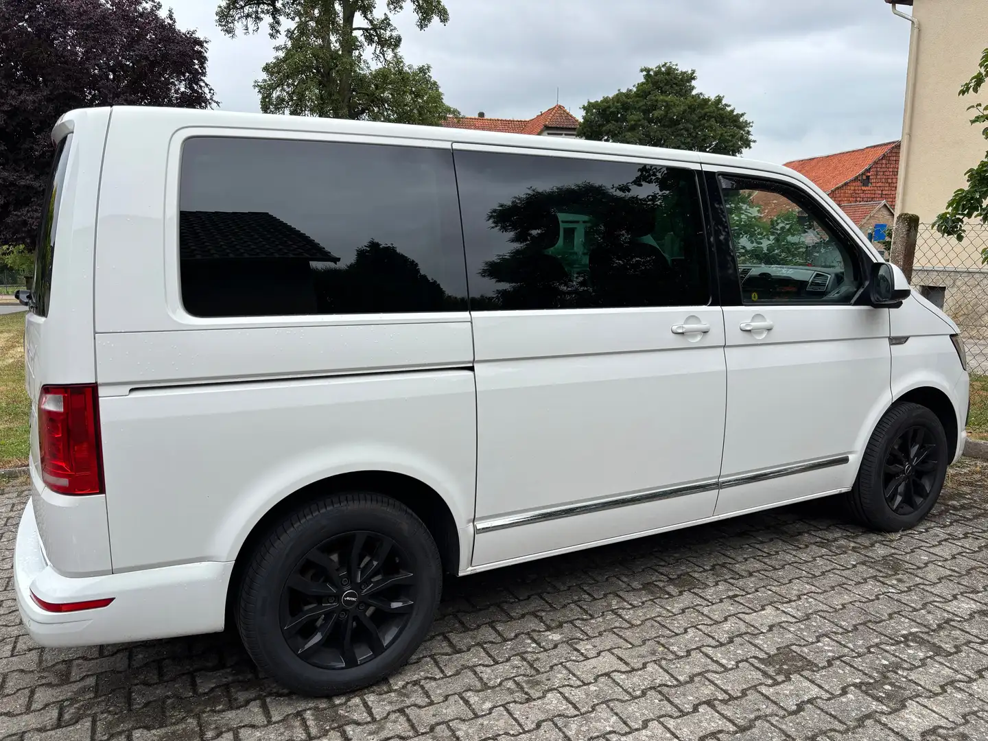 Volkswagen T6 Multivan 2.0 TDI DSG Generation Six Navi LED AHK WZH Biały - 2