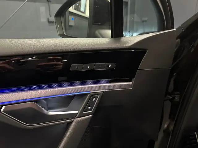 Volkswagen Touareg view 14