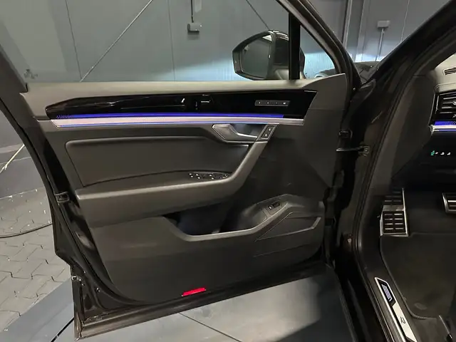 Volkswagen Touareg view 13