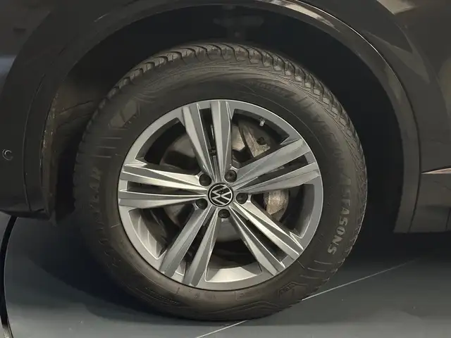 Volkswagen Touareg view 9