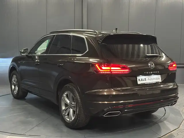 Volkswagen Touareg view 3