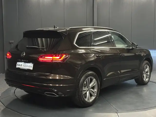 Volkswagen Touareg view 5