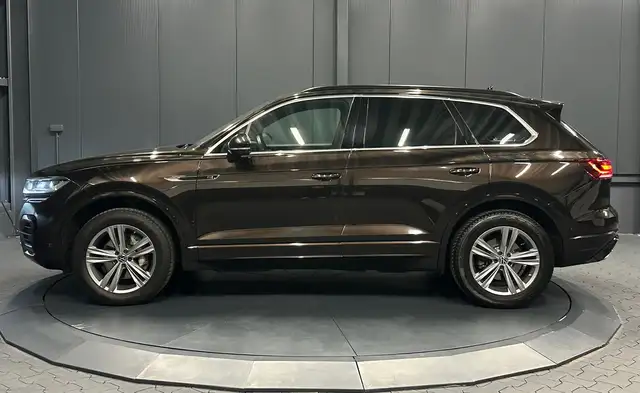 Volkswagen Touareg view 2