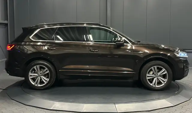 Volkswagen Touareg view 6