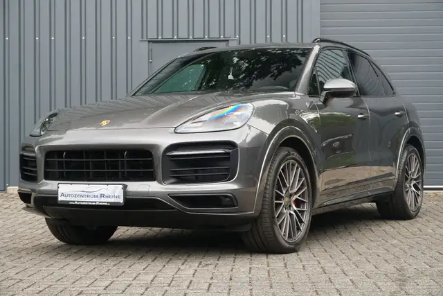 Porsche Cayenne GTS view 3