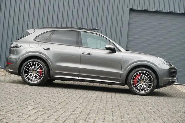 Porsche Cayenne GTS view 8