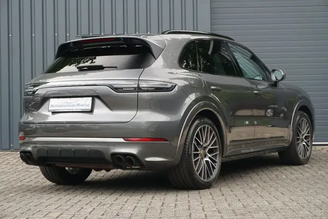 Porsche Cayenne GTS view 7