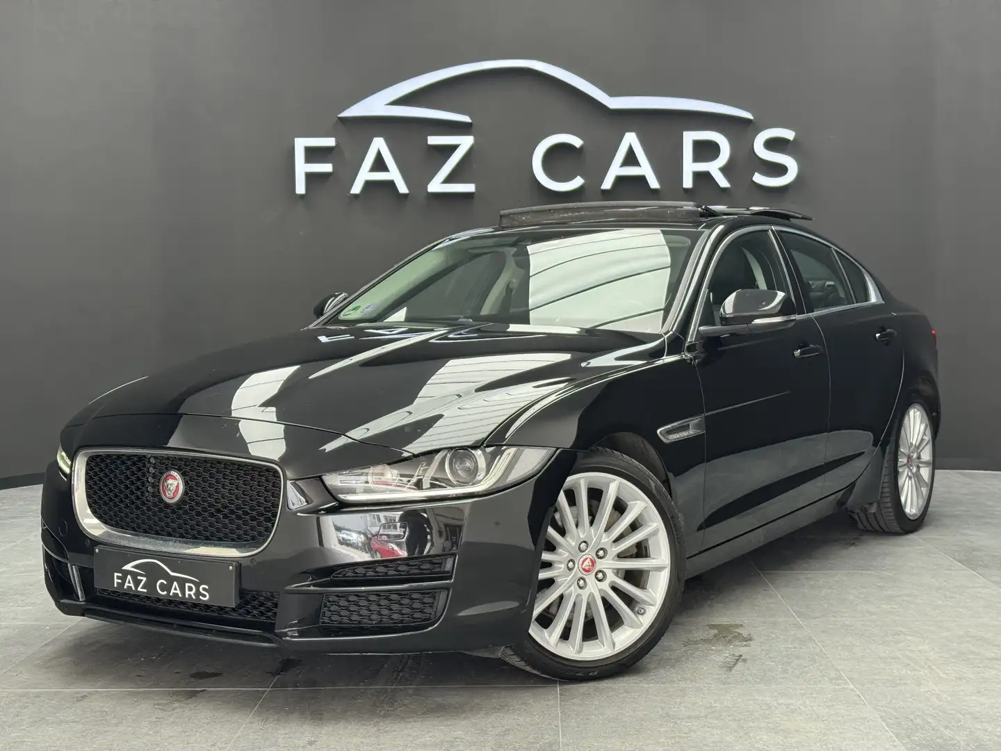 Jaguar XE XE 2.0 T Prestige *1ER PROP + XENON + CUIR + GPS * Black - 1