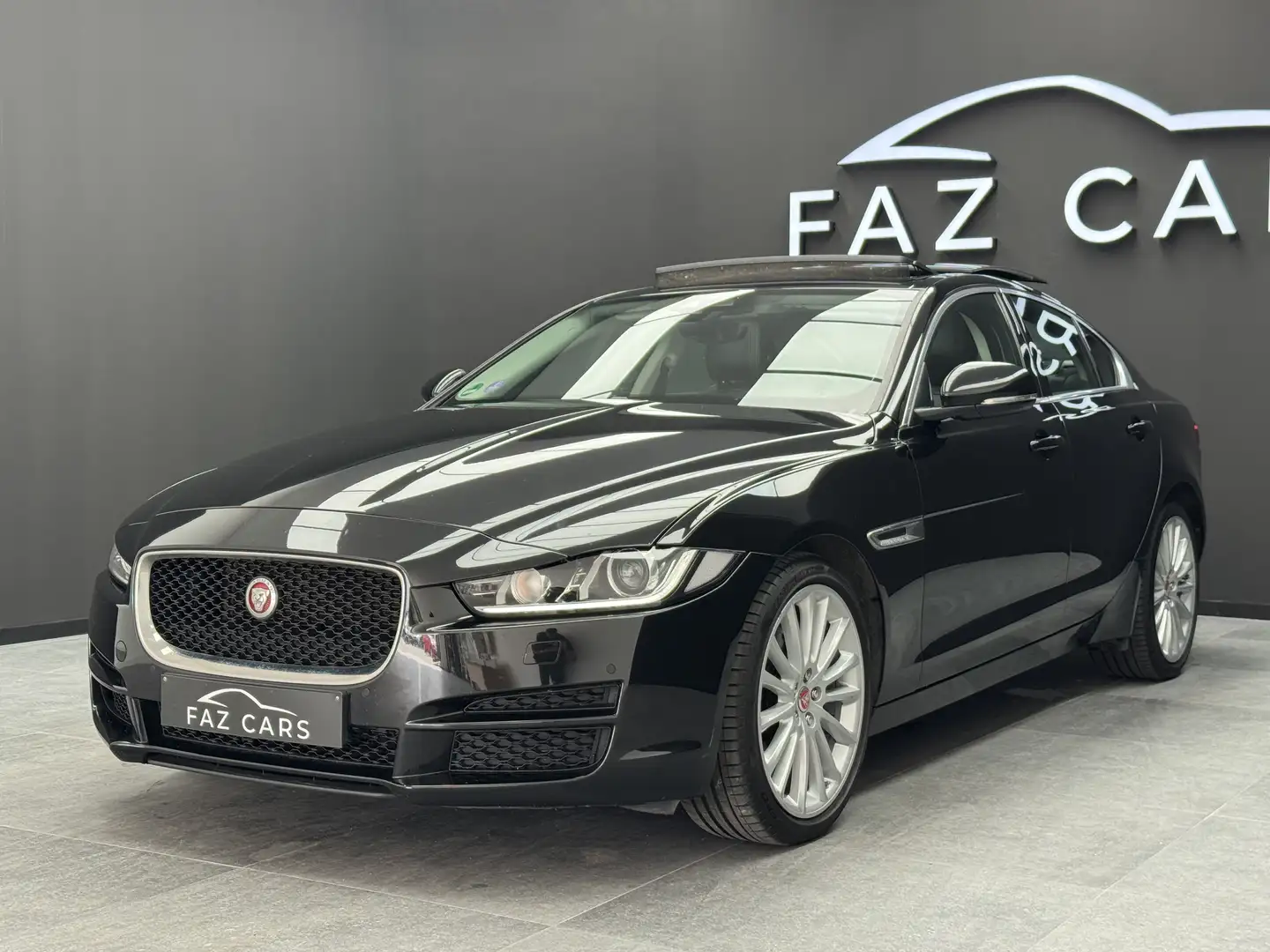 Jaguar XE XE 2.0 T Prestige *1ER PROP + XENON + CUIR + GPS * Black - 2