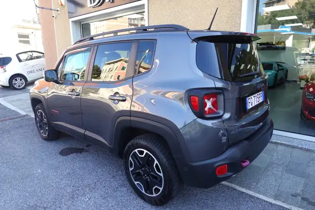 Jeep Renegade view 3
