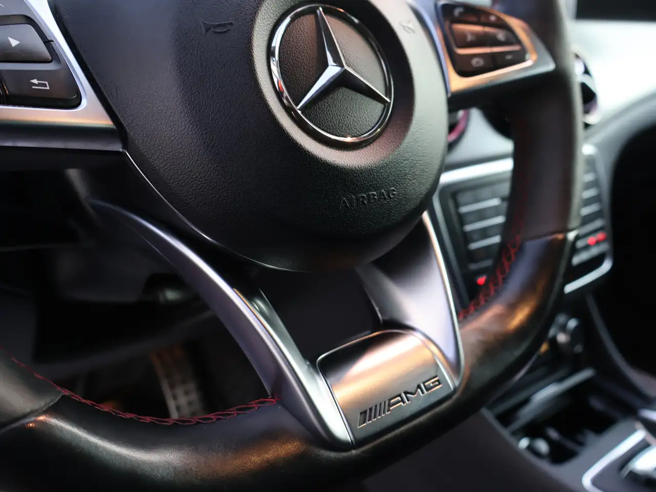 Mercedes-Benz GLA снимка Mercedes-Benz GLA